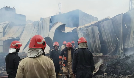 फतेहपुर बेरी अग्निकांड: घंटों की मशक्कत के बाद आग नियंत्रित, कूलिंग ऑपरेशन जारी