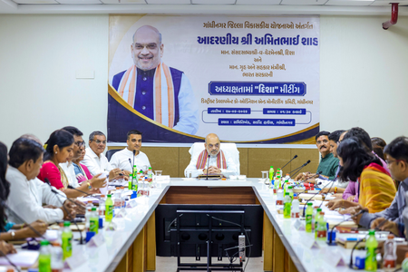 गुजरात: गृह मंत्री अमित शाह ने अधिकारियों को दिए निर्देश, हर किसान के पास हों कम से कम दो पशु