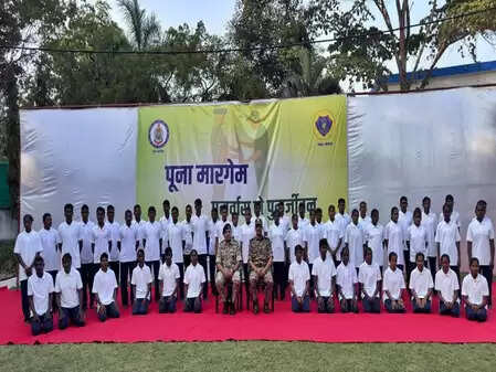 छत्तीसगढ़ में 1.41 करोड़ रुपए के इनाम वाले 52 माओवादियों ने आत्मसमर्पण किया