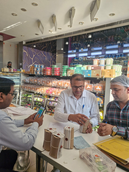 गौतम बुद्ध नगर: होली से पहले खाद्य विभाग की बड़ी कार्रवाई, 200 किलो मिलावटी पनीर नष्ट