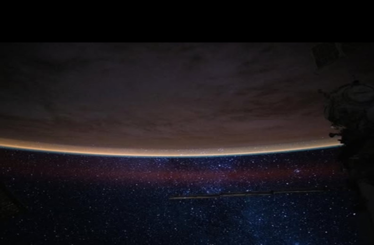 जब चमचमाती रंग-बिरंगी रोशनी में नहाई दिखती है पृथ्वी, जानें क्या है 'एयरग्लो', 'ऑरोरा' से कैसे है अलग?