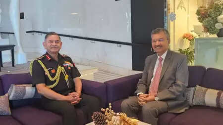 सेना प्रमुख जनरल उपेंद्र द्विवेदी ने यूएई में भारतीय राजदूत से की मुलाकात