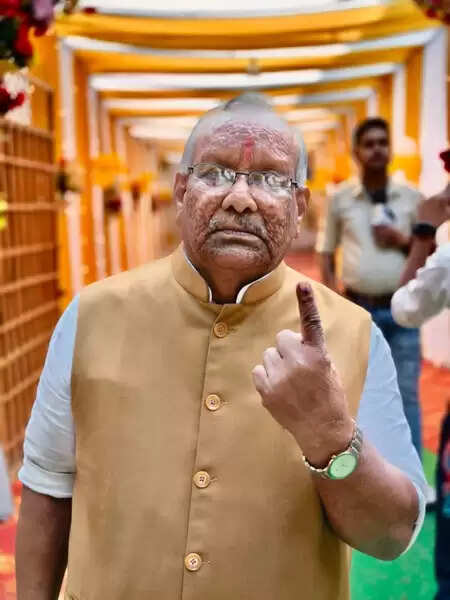 बिहार चुनाव: पूर्व उप मुख्यमंत्री तारकिशोर प्रसाद और सांसद पप्पू यादव ने किया मतदान