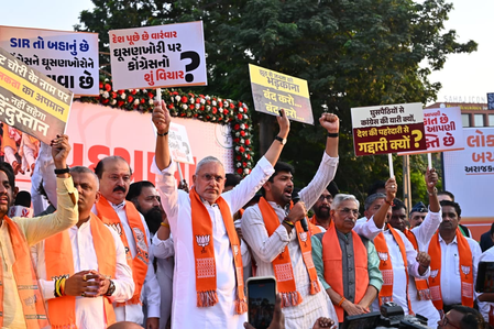 घुसपैठियों के मुद्दे पर कांग्रेस पर भाजपा का हमला, गुजरात में निकाला 'लोकतंत्र बचाओ' मार्च