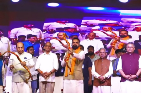 पटना के गांधी मैदान में 90 फीट के रावण का दहन, सीएम सम्राट ने चलाया प्रतीकात्मक बाण