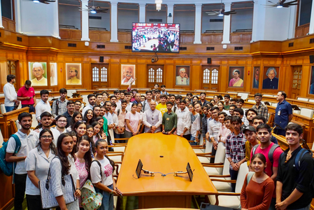 दिल्ली के स्पीकर ने किरोड़ी मल और रामजस कॉलेज के छात्रों से लोकतंत्र को मजबूत करने का किया आह्वान