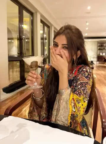 'पुष्पा 2' फेम श्रीलीला का दिखा चटपटा अंदाज, शेयर की तस्वीरें