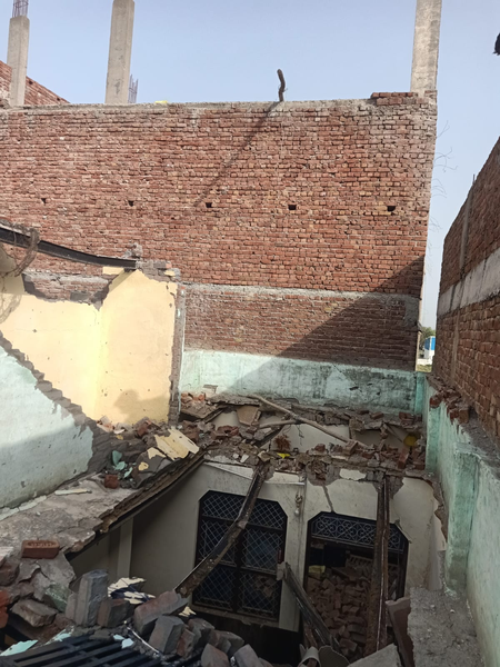 ग्रेटर नोएडा में तेज आंधी-तूफान का कहर, निर्माणाधीन मकान की दीवार गिरने से मची अफरा-तफरी