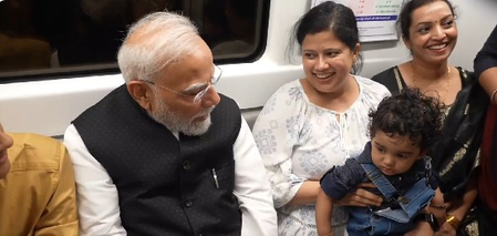 पीएम मोदी का मेट्रो मोमेंट्स : बच्चों से की बात, जन्माष्टमी से लेकर किताबों तक पर हुई चर्चा