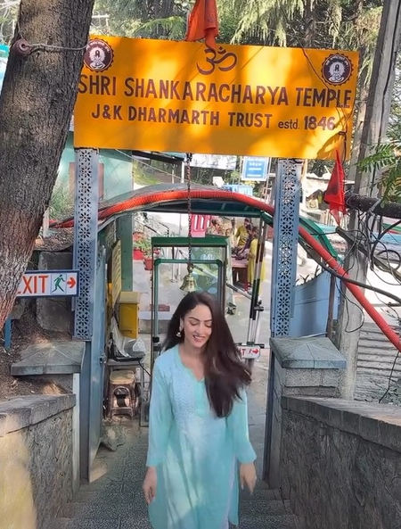 श्रीनगर पहुंचते ही संदीपा धर ने किया शंकराचार्य मंदिर का रुख, 250 सीढ़ियां चढ़कर किए दर्शन