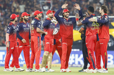 आईपीएल 2026: एलएसजी के खिलाफ टॉस जीतकर आरसीबी ने चुनी गेंदबाजी, चोटिल मोहसिन-इंग्लिस बाहर