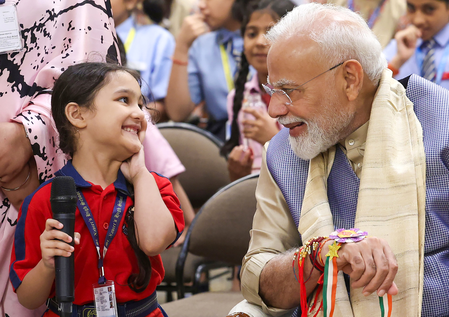रक्षाबंधन पर बच्चों के बीच घुले-मिले पीएम मोदी, छोटी बच्चियों से बोले- 'महाकाल का प्रसाद मेरे लिए भी लाना'