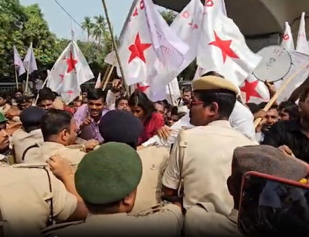 चुनाव आयोग कार्यालय के घेराव से पहले पटना में हाई अलर्ट, आर-ब्लॉक पर रोके गए प्रदर्शनकारी