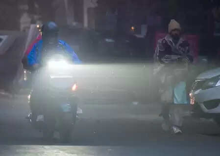 एनसीआर में एक्यूआई 400 के पार; कड़ाके की ठंड और कोहरे ने बढ़ाई मुश्किलें