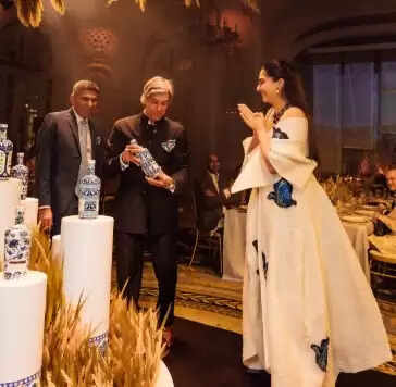 'लंदन फैशन वीक' में राजस्थानी विरासत की झलक, सोनम कपूर ने 'गोडावण' से सजाया अपना लुक