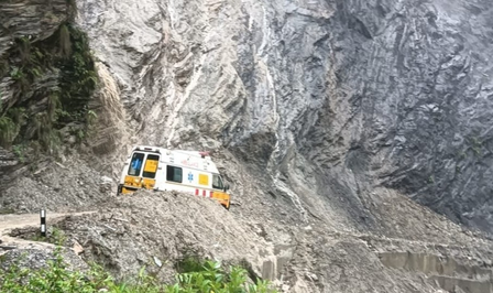 उत्तराखंड: चमोली के बिरही-निजमुला मार्ग पर भूस्खलन, मरीज को ले जा रही 108 एंबुलेंस मलबे में फंसी