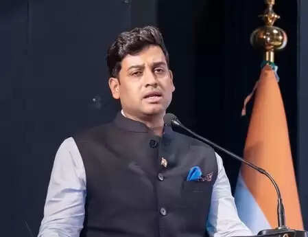 नांदेड़ में सांसद श्रीकांत शिंदे के काफिले में शामिल चार गाड़ियां आपस में टकराईं