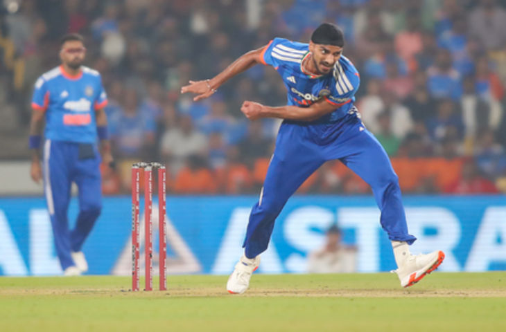 दूसरा टी20: अर्शदीप ने लुटाए 53 रन! सेंटनर-रचिन की तूफानी पारी के दम पर न्यूजीलैंड ने बनाए 208 रन