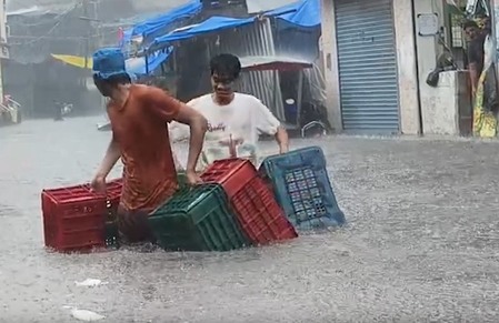 महाराष्ट्र में भारी बारिशः जलभराव और ट्रैफिक जाम से जनजीवन अस्त-व्यस्त