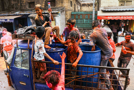 तेलुगु राज्यों के राज्यपालों और मुख्यमंत्रियों ने होली की शुभकामनाएं दीं