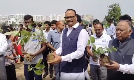 वृक्षारोपण अभियान के तहत ब्रजेश पाठक ने लगाया पौधा, बोले- यूपी को हरित प्रदेश बनाने में हर नागरिक दे योगदान