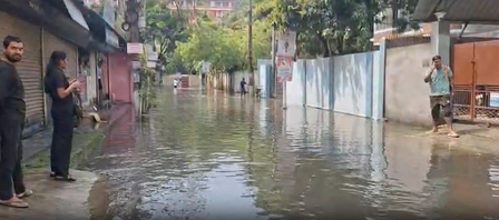गुवाहाटी में भारी बारिश से जनजीवन अस्त-व्यस्त, घरों तक में घुसा पानी