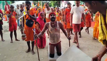 बिहार : दर्द से बेपरवाह बाबा की भक्ति में लीन सुबोध, घुटनों के बल तय कर रहे बाबाधाम का सफर