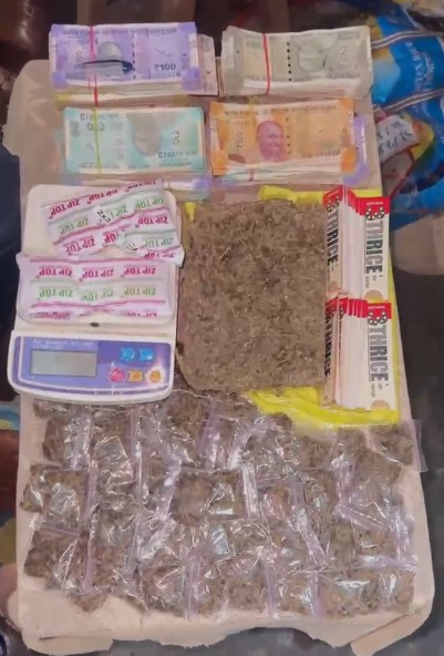 असम के डिब्रूगढ़ में पुलिस की कार्रवाई, 966 ग्राम गांजा के साथ ड्रग्स तस्कर गिरफ्तार