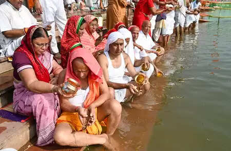 त्रिवेणी की लहरों में पितरों को मिलता है वैकुंठ का मार्ग! जानें प्रयागराज में श्राद्ध कर्म का रहस्य