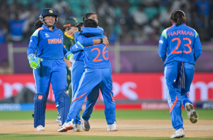 भारत ने टॉस जीतकर गेंदबाजी चुनी, दीप्ति शर्मा के स्थान पर स्नेह राणा को मौका