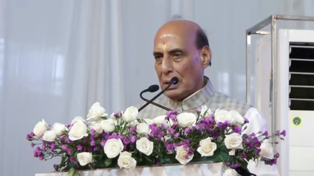 सीमा पर लोहे की दीवार बनकर खड़े टी-72 और टी-90 टैंक जमीनी युद्ध में जरूरी हैं : राजनाथ सिंह