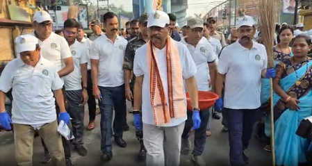 ओडिशा: पूर्व केंद्रीय मंत्री धर्मेंद्र प्रधान ने संबलपुर में चलाया स्वच्छता अभियान, एक लाख लोगों ने लिया हिस्सा