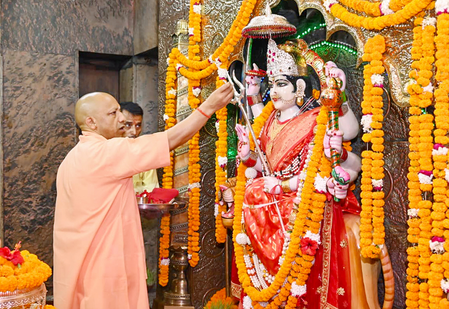 यूपी सरकार सप्तमी से नवमी तक मंदिरों में कराएगी देवी गीत और दुर्गा सप्तशती पाठ का आयोजन
