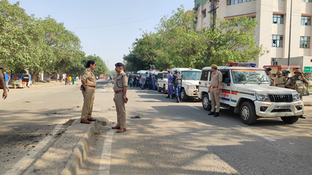 नोएडा में तनाव के बाद सख्ती: औद्योगिक क्षेत्रों में भारी पुलिस बल तैनात, 300 से अधिक हिरासत में