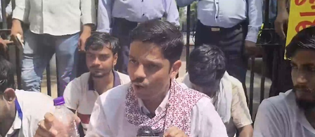 दिल्ली विश्वविद्यालय में पानी को लेकर एनएसयूआई का प्रदर्शन, खाली बोतल लेकर निकाली 'पानी अधिकार यात्रा'