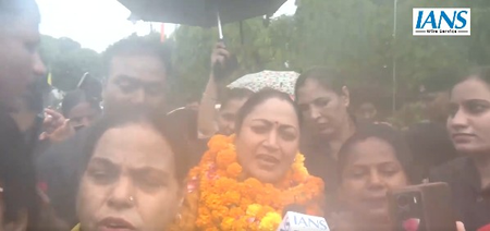 दिल्ली: ‘सीएम रेखा गुप्ता जिंदाबाद..’, लक्ष्यी योजना लागू होने पर महिलाओं ने मुख्यमंत्री का किया जोरदार स्वागत