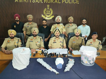 पंजाब: अमृतसर में हथियार-नशा तस्करी नेटवर्क का भंडाफोड़, तीन आरोपी गिरफ्तार