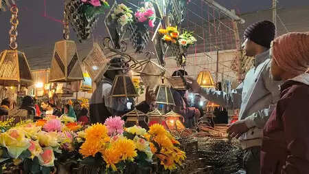 पटना : सरस मेला में स्वदेशी उत्पादों की मिल रही झलक, पारंपरिक व्यंजनों का लोग चख रहे स्वाद