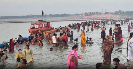 अधिक मास पूर्णिमा पर प्रयागराज संगम और अयोध्या सरयू घाटों पर लाखों श्रद्धालुओं ने किया पवित्र स्नान