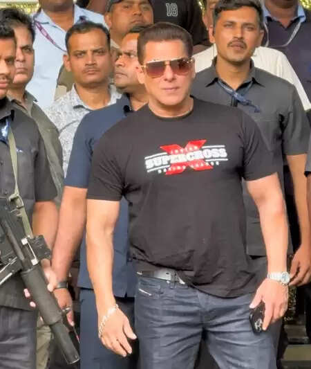 'बैटल ऑफ गलवान' की शूटिंग पूरी होने के बाद सलमान खान ने बदला लुक, देखकर फैंस हुए हैरान