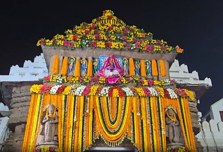 डोला पूर्णिमा के रंग में रंगे विदेशी पर्यटक, कल खेलेंगे होली