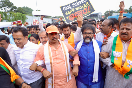 कर्नाटक: कांग्रेस मुख्यालय की ओर मार्च कर रहे भाजपा नेताओं को हिरासत में लिया गया