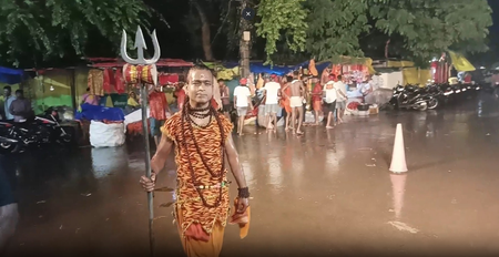 सावन का तीसरा: बिहार के शिव मंदिरों में उमड़ी श्रद्धालुओं की भारी भीड़, 'बोल बम' जयघोष के साथ जलाभिषेक