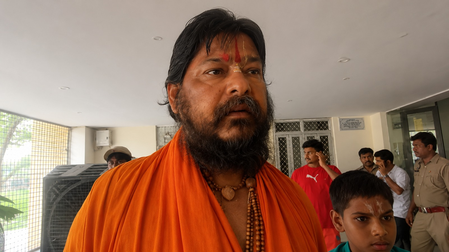 'प्रधानमंत्री मोदी को सत्ता से हटाने के लिए षड्यंत्र रचा जा रहा', विपक्ष पर संतों का पलटवार