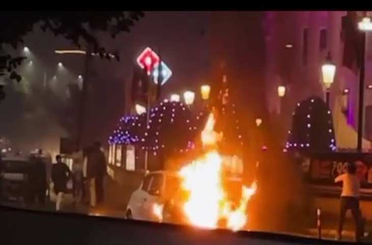 गाजियाबाद में रॉकेट से कार में लगी आग, मॉल सुरक्षा ने पाया काबू