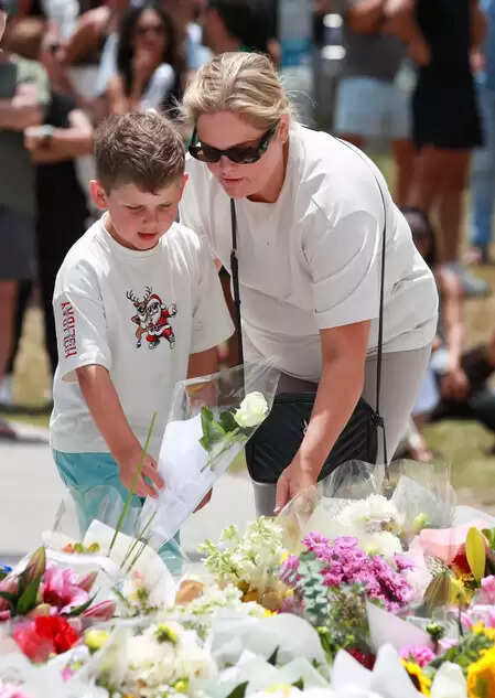 बोंडी बीच ट्रेजेडी: अर्पित फूलों और खिलौनों को किया जाएगा संरक्षित, स्थायी स्मारक बनाने पर भी विचार