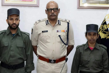 मोस्ट-वांटेड माओवादी दंपती ने कोलकाता पुलिस प्रमुख के सामने आत्मसमर्पण किया
