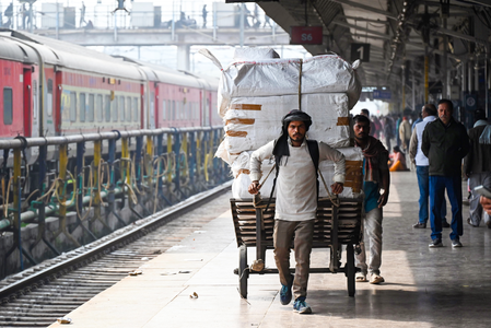 भोपाल में रेल यात्रियों की बढ़ती भीड़, रेलवे ने किए विशेष इंतजाम