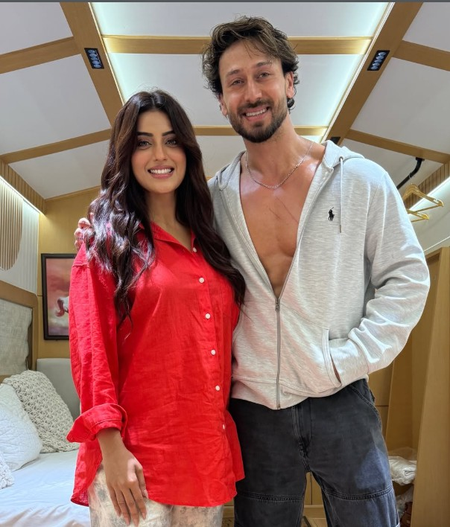 अक्षरा सिंह ने टाइगर श्रॉफ के साथ तस्वीरें शेयर कर बढ़ाई हलचल, बोलीं- 'कुछ तस्वीरें गैलरी में रखने के लिए नहीं होतीं'
