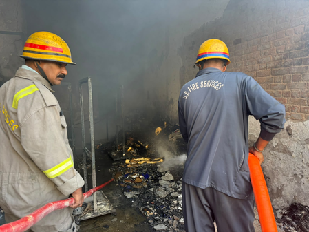 गाजियाबाद : फैब्रिकेशन फैक्ट्री में लगी आग, दमकल की टीम ने पाया काबू